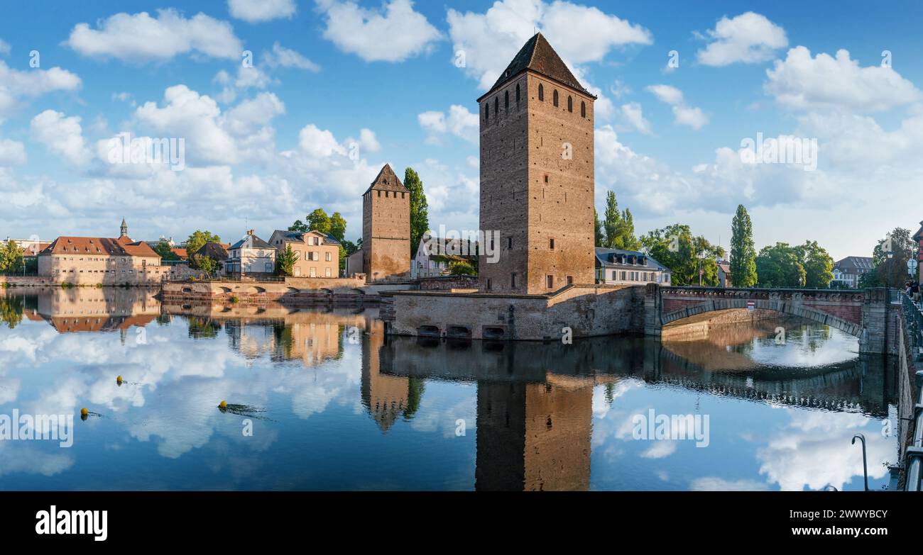 Les tours des ponts couverts à Strasbourg au ciel nuageux bleu. France. Banque D'Images