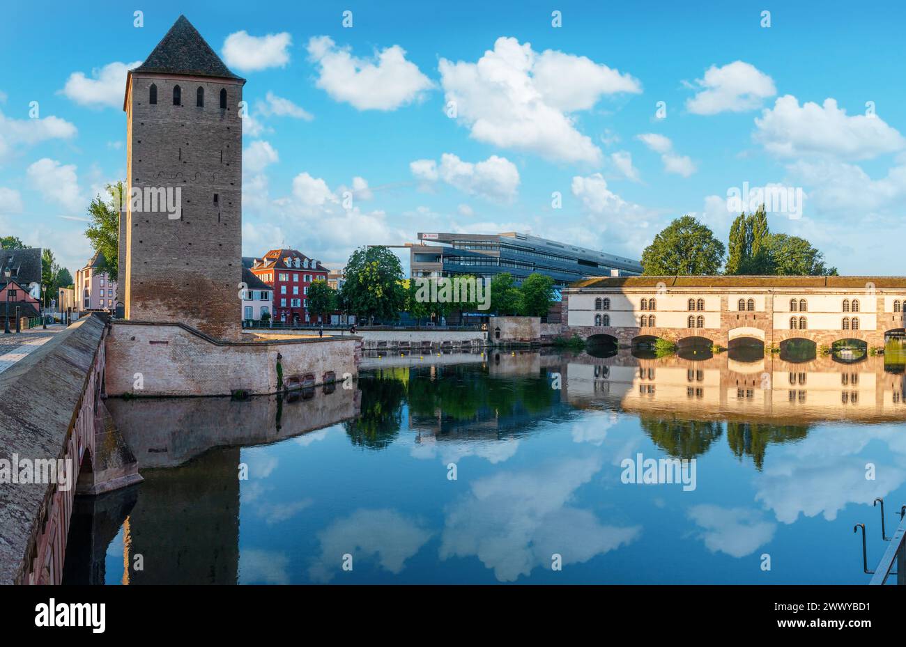 La tour des ponts couverts à Strasbourg au ciel nuageux bleu. France. Banque D'Images