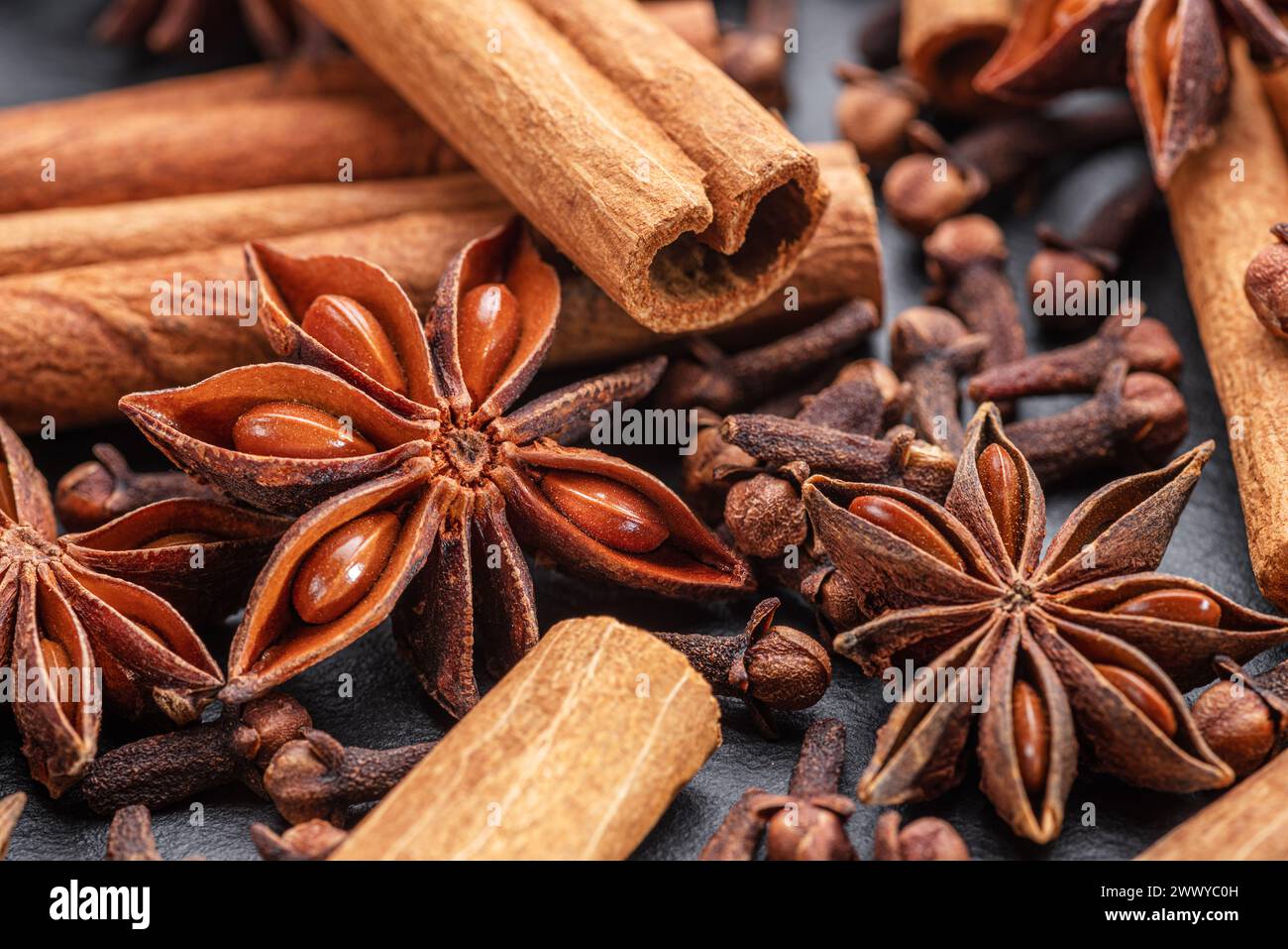 Beaucoup de trois épices pour le vin chaud – anis étoilé, cannelle et clou de girofle, macro. Excellent arrière-plan pour vos projets. Banque D'Images