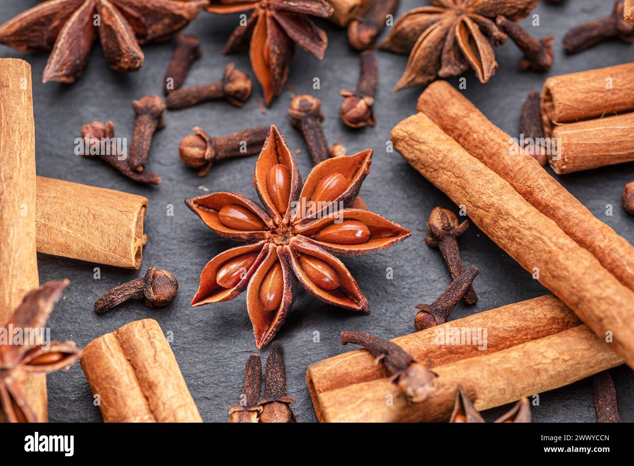 Beaucoup de trois épices pour le vin chaud – anis étoilé, cannelle et clou de girofle, macro. Excellent arrière-plan pour vos projets. Banque D'Images