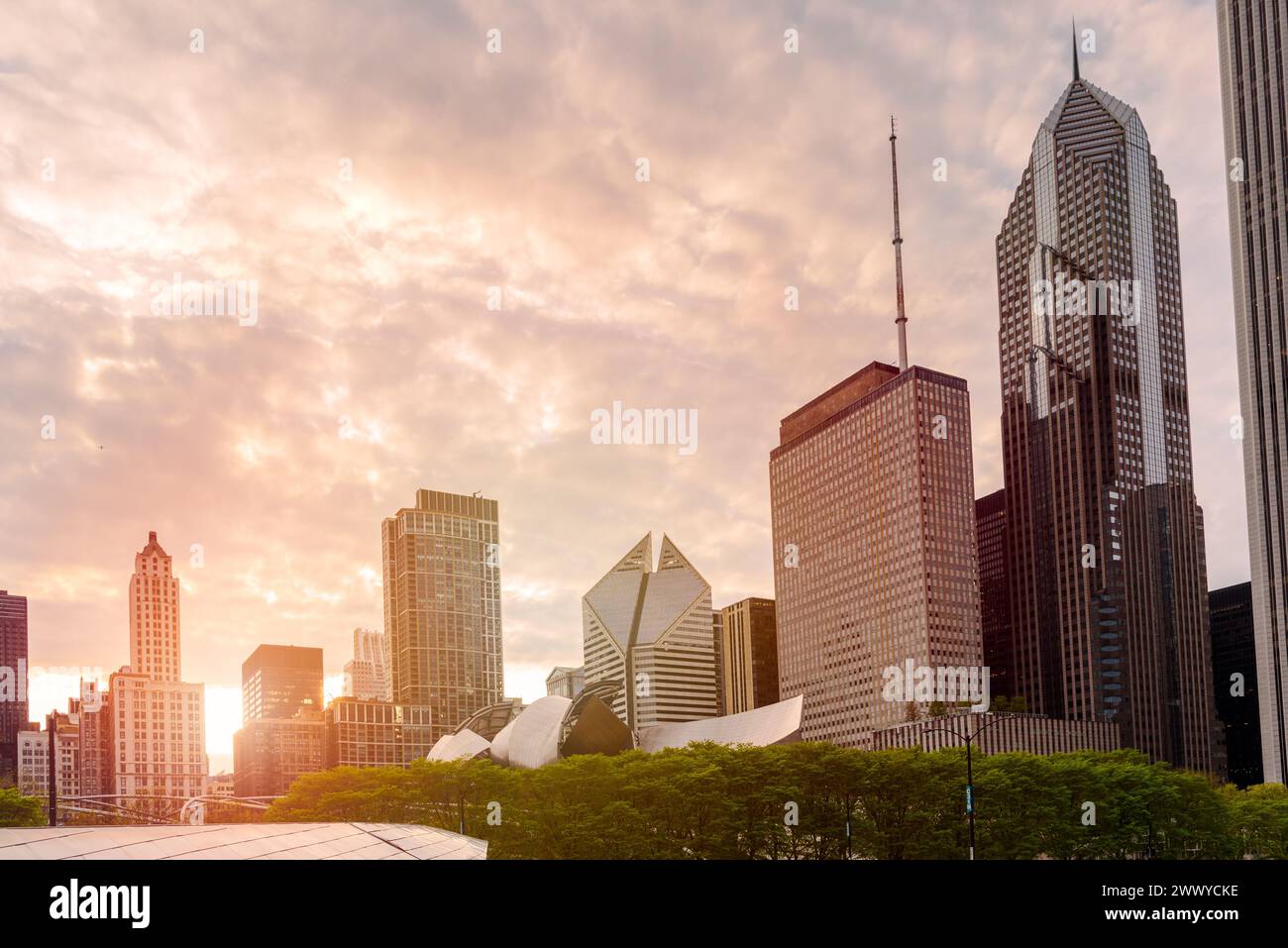 Immeubles de grande hauteur bordant Millennium Park à Chicago au coucher du soleil Banque D'Images