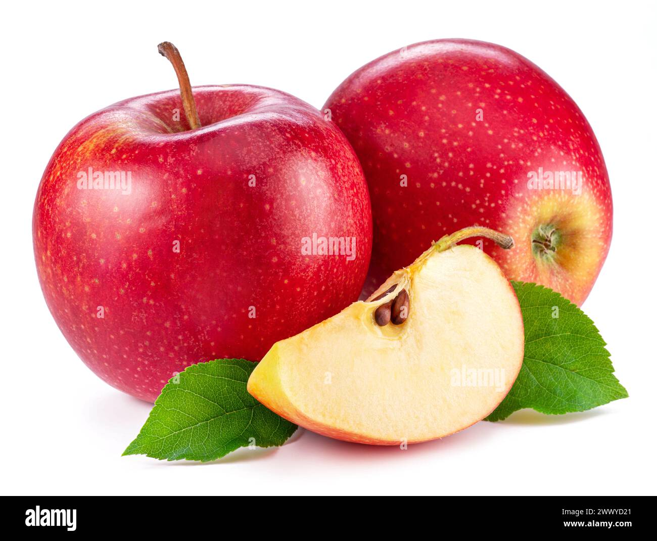 Pommes rouges mûres et tranche de pomme isolée sur fond blanc. Banque D'Images
