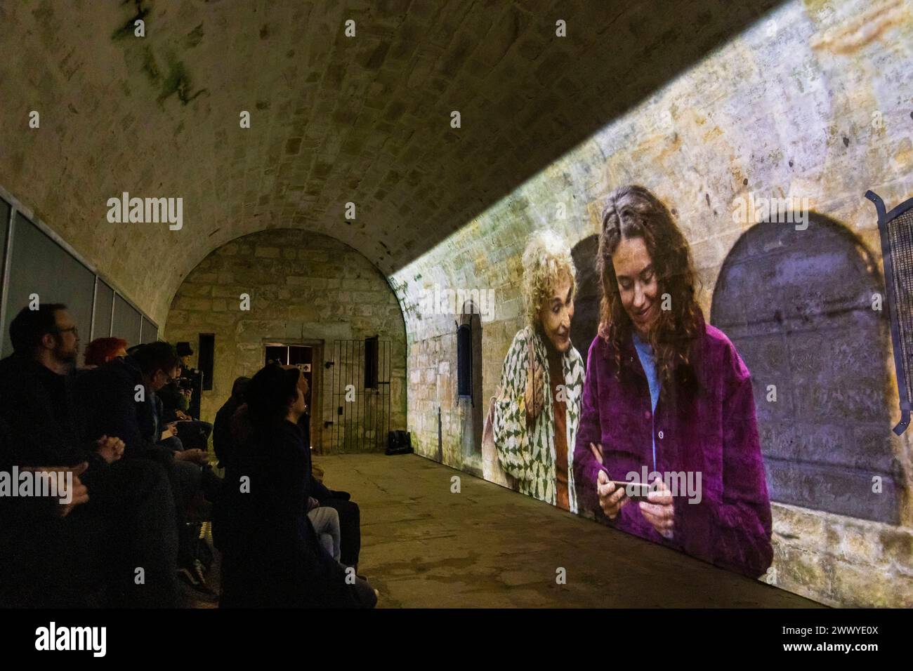 Festung Königstein Neue Erlebnisse auf der Festung Königstein : mit immersiven Inszenierungen erzählt die Museumsanlage auf dem Tafelberg in der Sächsischen Schweiz jetzt weitere Kapitel ihrer Geschichte und beschreitet damit neue Wege in der Museumsarbeit. Der Kurzfilm einer kleinen Zeitreise mit Episoden aus der Festungsgeschichte von Regisseur David Campesino, läuft auf einer Projektionsfläche von fast 13 Metern Länge. Die neue Zeitreise Pulvermagazin ist ganztags während der Öffnungszeiten der Festung Königstein zu erleben und im Festungseintritt inklusive. Königstein Sachsen Deutschland ** Banque D'Images