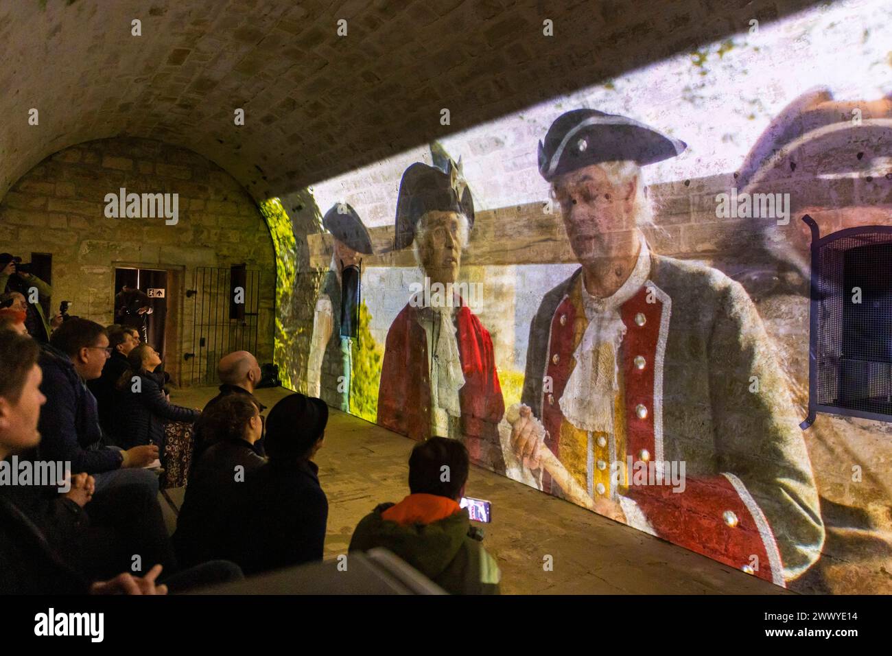 Festung Königstein Neue Erlebnisse auf der Festung Königstein : mit immersiven Inszenierungen erzählt die Museumsanlage auf dem Tafelberg in der Sächsischen Schweiz jetzt weitere Kapitel ihrer Geschichte und beschreitet damit neue Wege in der Museumsarbeit. Der Kurzfilm einer kleinen Zeitreise mit Episoden aus der Festungsgeschichte von Regisseur David Campesino, läuft auf einer Projektionsfläche von fast 13 Metern Länge. Die neue Zeitreise Pulvermagazin ist ganztags während der Öffnungszeiten der Festung Königstein zu erleben und im Festungseintritt inklusive. Königstein Sachsen Deutschland ** Banque D'Images