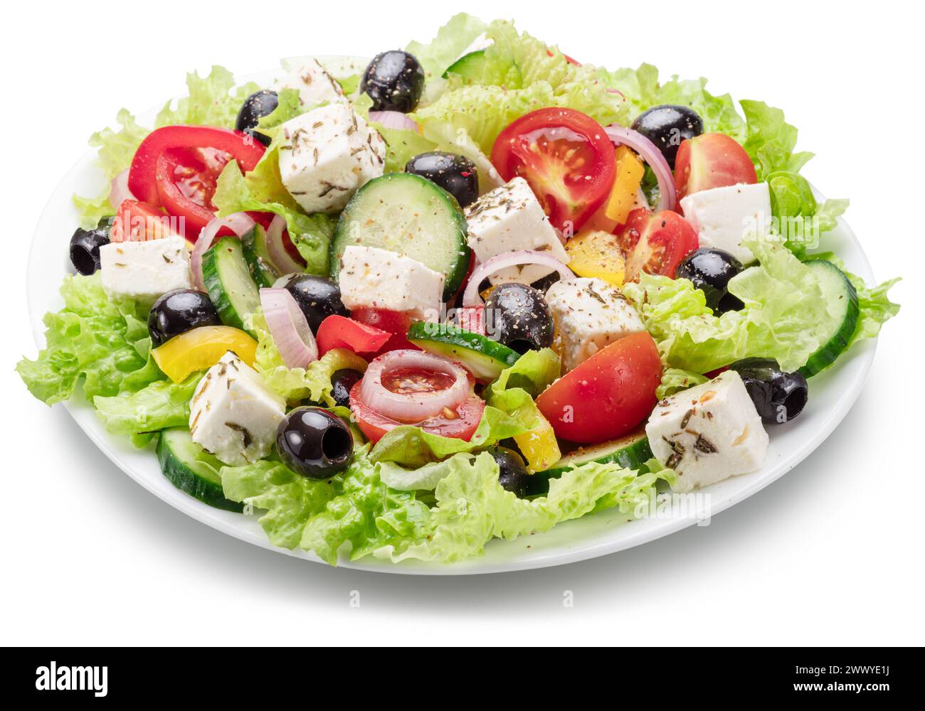 Salade grecque sur plaque blanche isolé sur fond blanc. Le fichier contient un chemin de détourage. Banque D'Images
