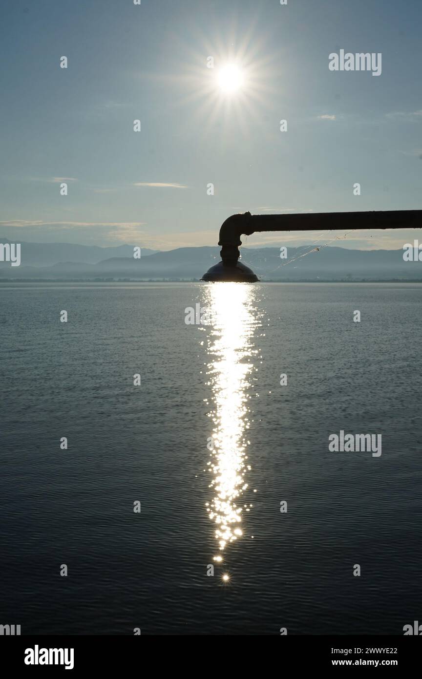 Symphonie du lever du soleil. Douche de soleil abstraite reflet rétro-éclairé dans le lac. Banque D'Images