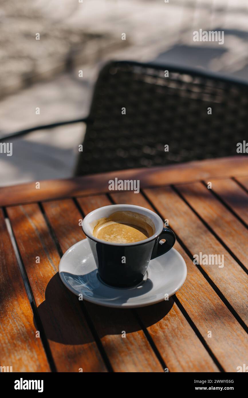 Tasse de café noir sur une table dans un café de rue. Placer pour le texte. Banque D'Images