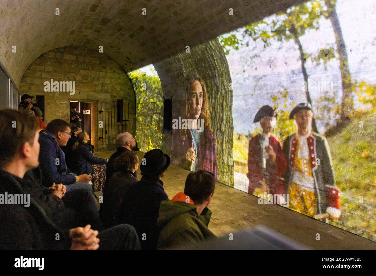Festung Königstein Neue Erlebnisse auf der Festung Königstein : mit immersiven Inszenierungen erzählt die Museumsanlage auf dem Tafelberg in der Sächsischen Schweiz jetzt weitere Kapitel ihrer Geschichte und beschreitet damit neue Wege in der Museumsarbeit. Der Kurzfilm einer kleinen Zeitreise mit Episoden aus der Festungsgeschichte von Regisseur David Campesino, läuft auf einer Projektionsfläche von fast 13 Metern Länge. Die neue Zeitreise Pulvermagazin ist ganztags während der Öffnungszeiten der Festung Königstein zu erleben und im Festungseintritt inklusive. Königstein Sachsen Deutschland ** Banque D'Images