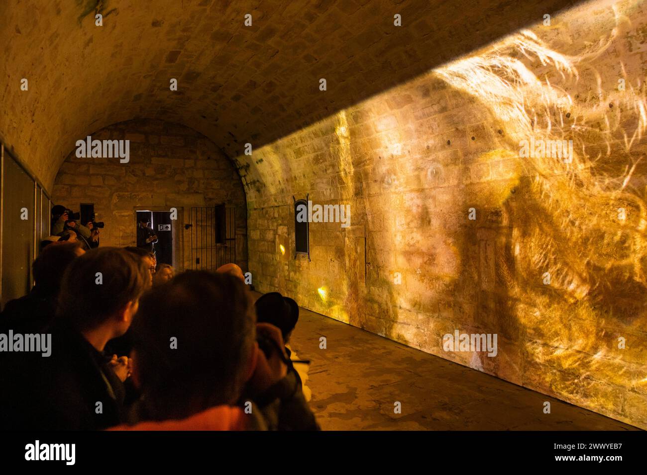 Festung Königstein Neue Erlebnisse auf der Festung Königstein : mit immersiven Inszenierungen erzählt die Museumsanlage auf dem Tafelberg in der Sächsischen Schweiz jetzt weitere Kapitel ihrer Geschichte und beschreitet damit neue Wege in der Museumsarbeit. Der Kurzfilm einer kleinen Zeitreise mit Episoden aus der Festungsgeschichte von Regisseur David Campesino, läuft auf einer Projektionsfläche von fast 13 Metern Länge. Die neue Zeitreise Pulvermagazin ist ganztags während der Öffnungszeiten der Festung Königstein zu erleben und im Festungseintritt inklusive. Königstein Sachsen Deutschland ** Banque D'Images