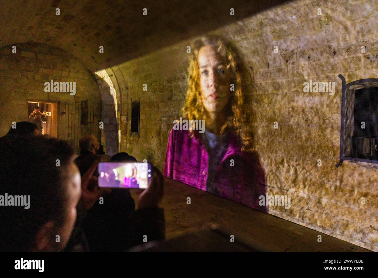 Festung Königstein Neue Erlebnisse auf der Festung Königstein : mit immersiven Inszenierungen erzählt die Museumsanlage auf dem Tafelberg in der Sächsischen Schweiz jetzt weitere Kapitel ihrer Geschichte und beschreitet damit neue Wege in der Museumsarbeit. Der Kurzfilm einer kleinen Zeitreise mit Episoden aus der Festungsgeschichte von Regisseur David Campesino, läuft auf einer Projektionsfläche von fast 13 Metern Länge. Die neue Zeitreise Pulvermagazin ist ganztags während der Öffnungszeiten der Festung Königstein zu erleben und im Festungseintritt inklusive. Königstein Sachsen Deutschland ** Banque D'Images