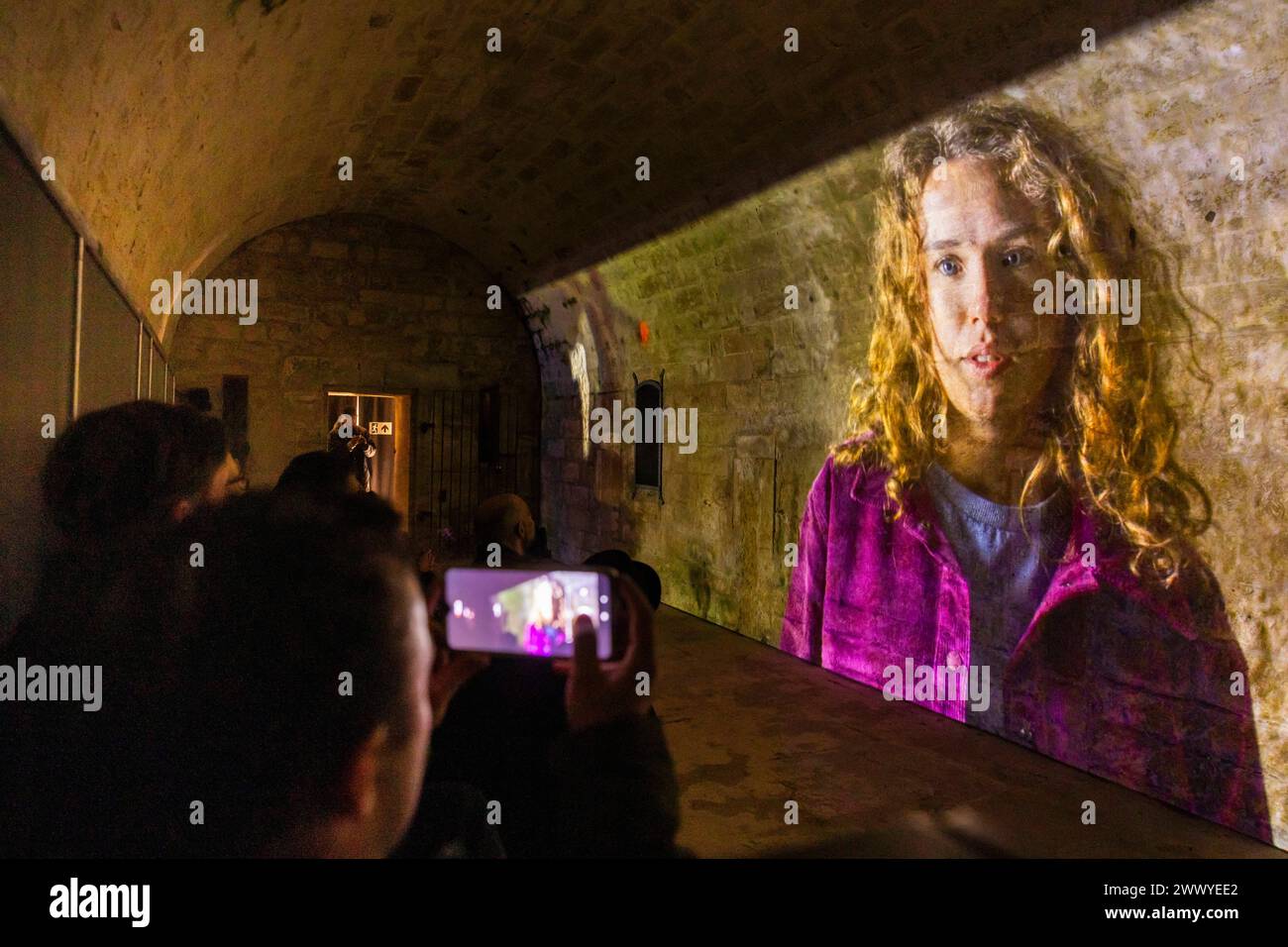 Festung Königstein Neue Erlebnisse auf der Festung Königstein : mit immersiven Inszenierungen erzählt die Museumsanlage auf dem Tafelberg in der Sächsischen Schweiz jetzt weitere Kapitel ihrer Geschichte und beschreitet damit neue Wege in der Museumsarbeit. Der Kurzfilm einer kleinen Zeitreise mit Episoden aus der Festungsgeschichte von Regisseur David Campesino, läuft auf einer Projektionsfläche von fast 13 Metern Länge. Die neue Zeitreise Pulvermagazin ist ganztags während der Öffnungszeiten der Festung Königstein zu erleben und im Festungseintritt inklusive. Königstein Sachsen Deutschland ** Banque D'Images