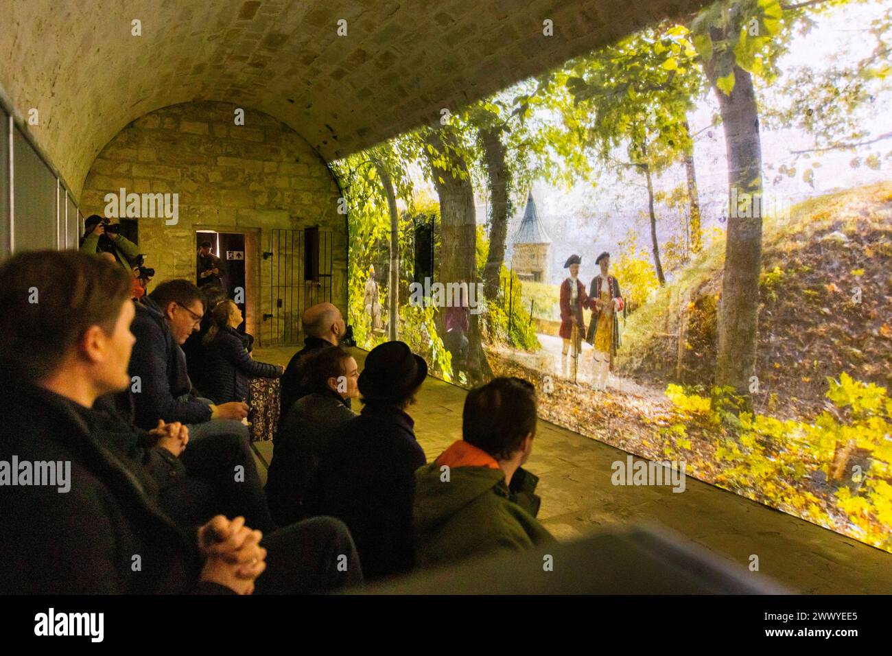 Festung Königstein Neue Erlebnisse auf der Festung Königstein : mit immersiven Inszenierungen erzählt die Museumsanlage auf dem Tafelberg in der Sächsischen Schweiz jetzt weitere Kapitel ihrer Geschichte und beschreitet damit neue Wege in der Museumsarbeit. Der Kurzfilm einer kleinen Zeitreise mit Episoden aus der Festungsgeschichte von Regisseur David Campesino, läuft auf einer Projektionsfläche von fast 13 Metern Länge. Die neue Zeitreise Pulvermagazin ist ganztags während der Öffnungszeiten der Festung Königstein zu erleben und im Festungseintritt inklusive. Königstein Sachsen Deutschland ** Banque D'Images