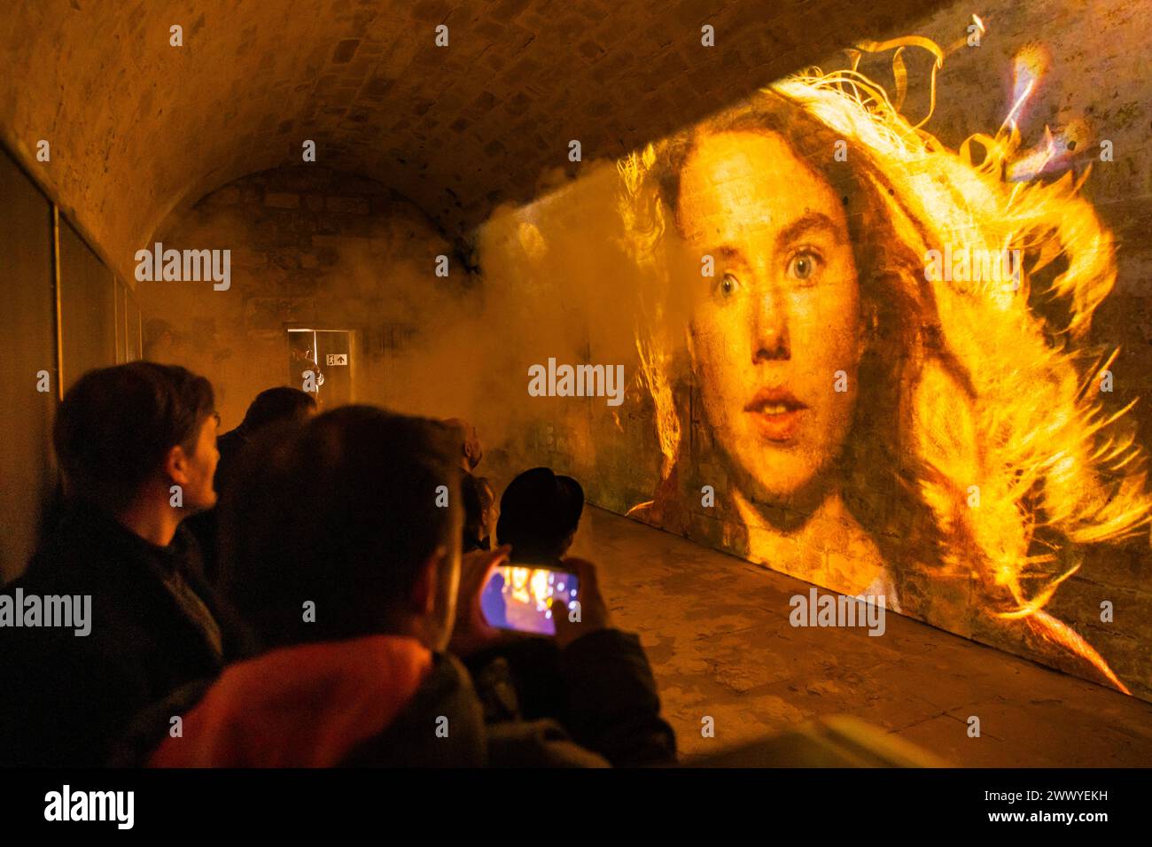 Festung Königstein Neue Erlebnisse auf der Festung Königstein : mit immersiven Inszenierungen erzählt die Museumsanlage auf dem Tafelberg in der Sächsischen Schweiz jetzt weitere Kapitel ihrer Geschichte und beschreitet damit neue Wege in der Museumsarbeit. Der Kurzfilm einer kleinen Zeitreise mit Episoden aus der Festungsgeschichte von Regisseur David Campesino, läuft auf einer Projektionsfläche von fast 13 Metern Länge. Die neue Zeitreise Pulvermagazin ist ganztags während der Öffnungszeiten der Festung Königstein zu erleben und im Festungseintritt inklusive. Königstein Sachsen Deutschland ** Banque D'Images