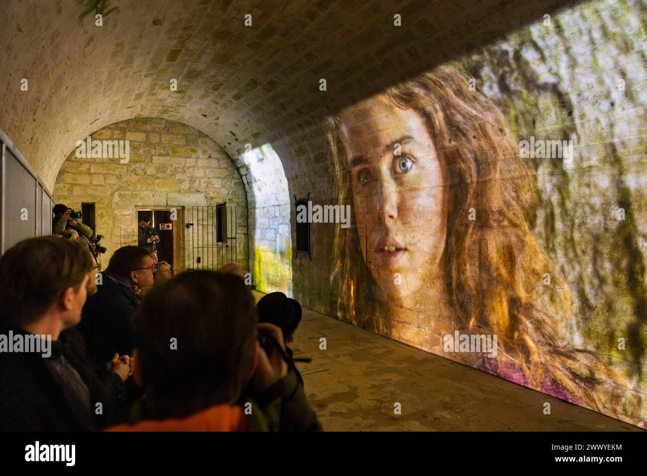 Festung Königstein Neue Erlebnisse auf der Festung Königstein : mit immersiven Inszenierungen erzählt die Museumsanlage auf dem Tafelberg in der Sächsischen Schweiz jetzt weitere Kapitel ihrer Geschichte und beschreitet damit neue Wege in der Museumsarbeit. Der Kurzfilm einer kleinen Zeitreise mit Episoden aus der Festungsgeschichte von Regisseur David Campesino, läuft auf einer Projektionsfläche von fast 13 Metern Länge. Die neue Zeitreise Pulvermagazin ist ganztags während der Öffnungszeiten der Festung Königstein zu erleben und im Festungseintritt inklusive. Königstein Sachsen Deutschland ** Banque D'Images