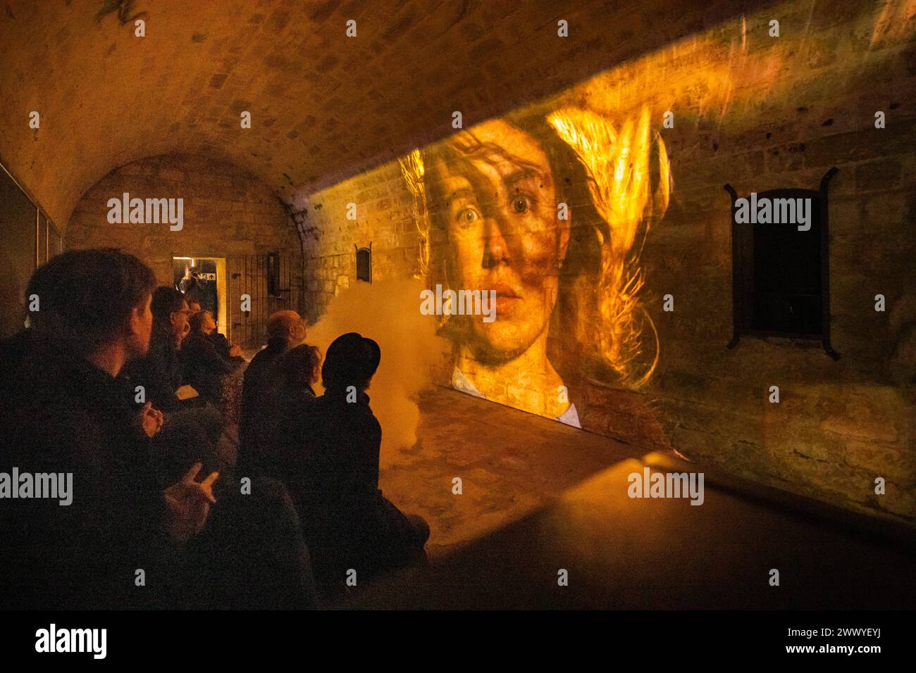 Festung Königstein Neue Erlebnisse auf der Festung Königstein : mit immersiven Inszenierungen erzählt die Museumsanlage auf dem Tafelberg in der Sächsischen Schweiz jetzt weitere Kapitel ihrer Geschichte und beschreitet damit neue Wege in der Museumsarbeit. Der Kurzfilm einer kleinen Zeitreise mit Episoden aus der Festungsgeschichte von Regisseur David Campesino, läuft auf einer Projektionsfläche von fast 13 Metern Länge. Die neue Zeitreise Pulvermagazin ist ganztags während der Öffnungszeiten der Festung Königstein zu erleben und im Festungseintritt inklusive. Königstein Sachsen Deutschland ** Banque D'Images