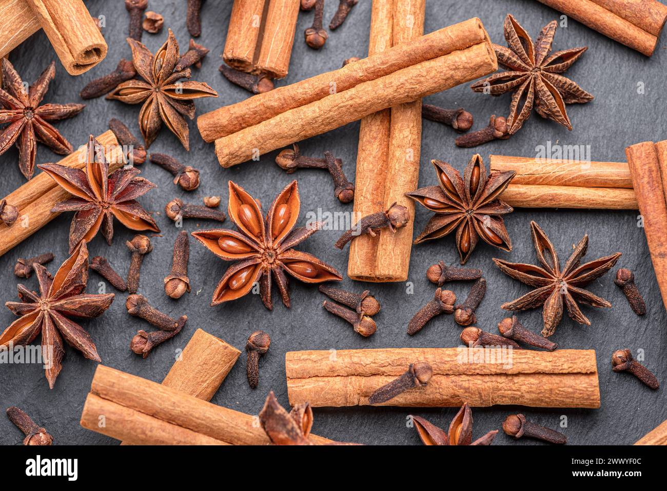 Beaucoup de trois épices pour le vin chaud – anis étoilé, cannelle et clou de girofle, macro. Excellent arrière-plan pour vos projets. Banque D'Images