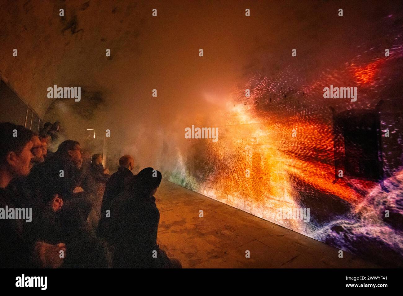 Festung Königstein Neue Erlebnisse auf der Festung Königstein : mit immersiven Inszenierungen erzählt die Museumsanlage auf dem Tafelberg in der Sächsischen Schweiz jetzt weitere Kapitel ihrer Geschichte und beschreitet damit neue Wege in der Museumsarbeit. Der Kurzfilm einer kleinen Zeitreise mit Episoden aus der Festungsgeschichte von Regisseur David Campesino, läuft auf einer Projektionsfläche von fast 13 Metern Länge. Die neue Zeitreise Pulvermagazin ist ganztags während der Öffnungszeiten der Festung Königstein zu erleben und im Festungseintritt inklusive. Königstein Sachsen Deutschland ** Banque D'Images