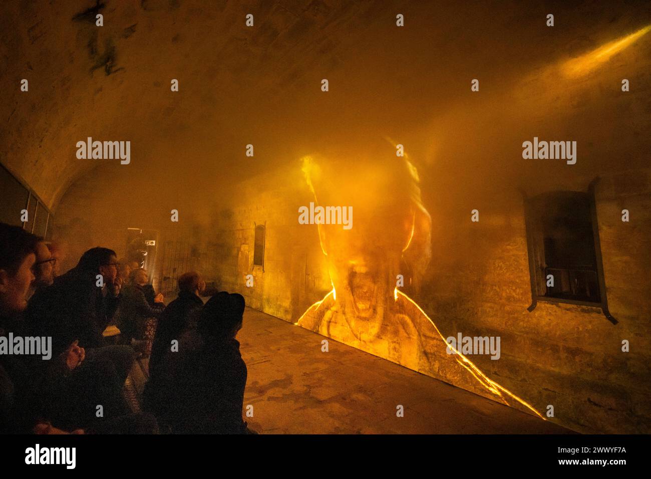 Festung Königstein Neue Erlebnisse auf der Festung Königstein : mit immersiven Inszenierungen erzählt die Museumsanlage auf dem Tafelberg in der Sächsischen Schweiz jetzt weitere Kapitel ihrer Geschichte und beschreitet damit neue Wege in der Museumsarbeit. Der Kurzfilm einer kleinen Zeitreise mit Episoden aus der Festungsgeschichte von Regisseur David Campesino, läuft auf einer Projektionsfläche von fast 13 Metern Länge. Die neue Zeitreise Pulvermagazin ist ganztags während der Öffnungszeiten der Festung Königstein zu erleben und im Festungseintritt inklusive. Königstein Sachsen Deutschland ** Banque D'Images