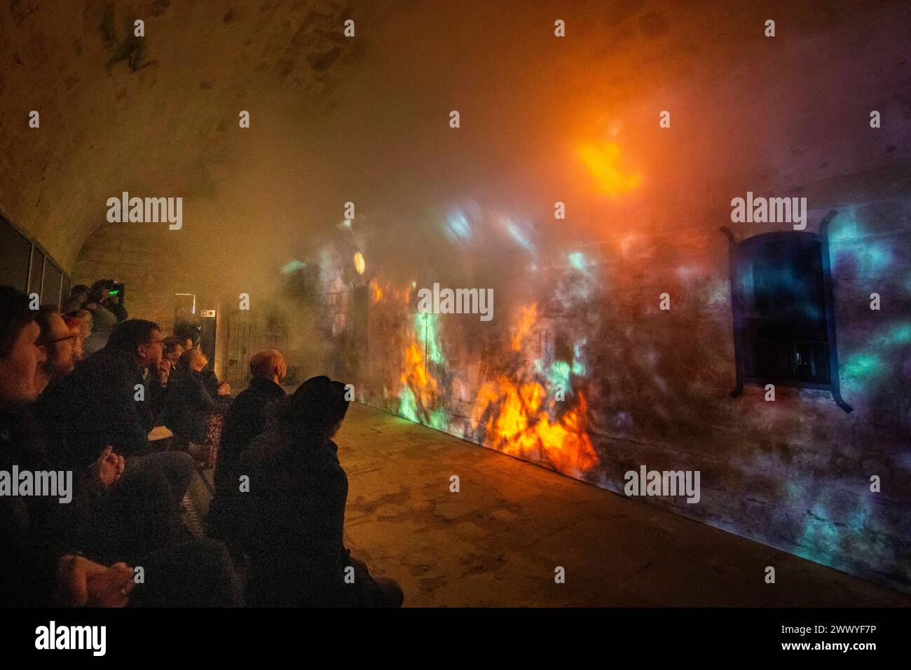 Festung Königstein Neue Erlebnisse auf der Festung Königstein : mit immersiven Inszenierungen erzählt die Museumsanlage auf dem Tafelberg in der Sächsischen Schweiz jetzt weitere Kapitel ihrer Geschichte und beschreitet damit neue Wege in der Museumsarbeit. Der Kurzfilm einer kleinen Zeitreise mit Episoden aus der Festungsgeschichte von Regisseur David Campesino, läuft auf einer Projektionsfläche von fast 13 Metern Länge. Die neue Zeitreise Pulvermagazin ist ganztags während der Öffnungszeiten der Festung Königstein zu erleben und im Festungseintritt inklusive. Königstein Sachsen Deutschland ** Banque D'Images