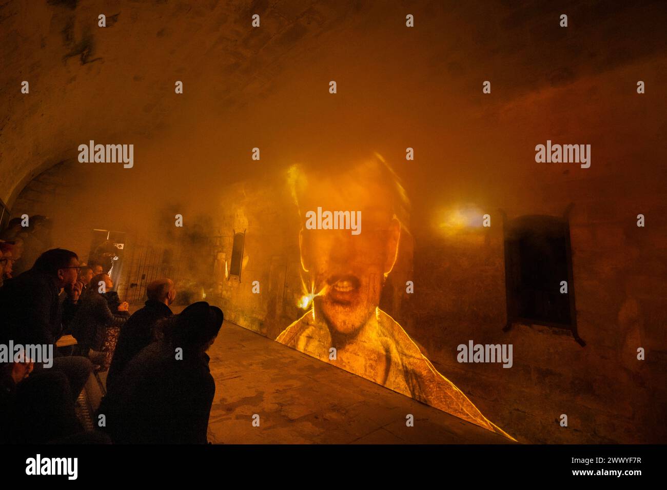 Festung Königstein Neue Erlebnisse auf der Festung Königstein : mit immersiven Inszenierungen erzählt die Museumsanlage auf dem Tafelberg in der Sächsischen Schweiz jetzt weitere Kapitel ihrer Geschichte und beschreitet damit neue Wege in der Museumsarbeit. Der Kurzfilm einer kleinen Zeitreise mit Episoden aus der Festungsgeschichte von Regisseur David Campesino, läuft auf einer Projektionsfläche von fast 13 Metern Länge. Die neue Zeitreise Pulvermagazin ist ganztags während der Öffnungszeiten der Festung Königstein zu erleben und im Festungseintritt inklusive. Königstein Sachsen Deutschland ** Banque D'Images