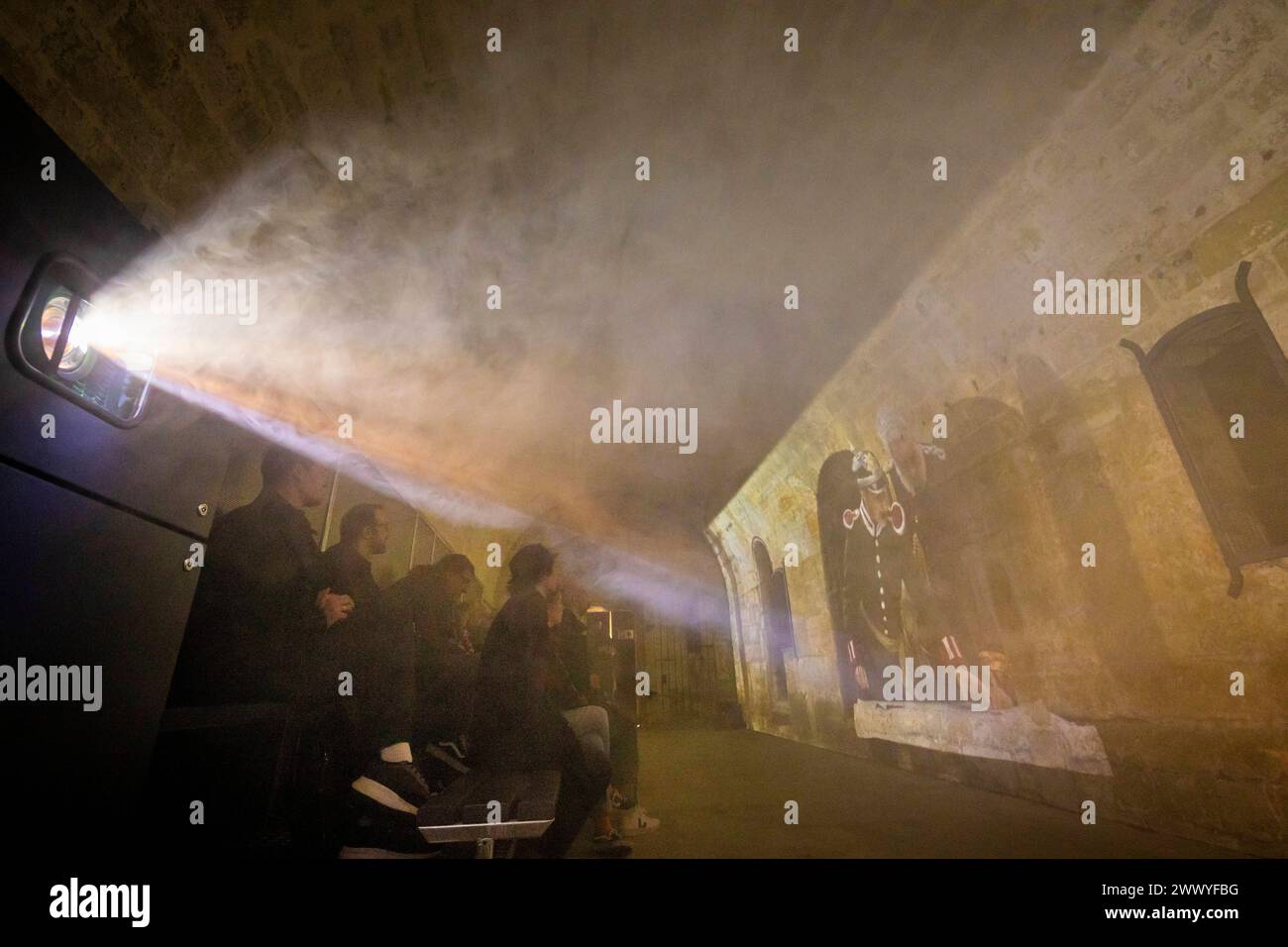Festung Königstein Neue Erlebnisse auf der Festung Königstein : mit immersiven Inszenierungen erzählt die Museumsanlage auf dem Tafelberg in der Sächsischen Schweiz jetzt weitere Kapitel ihrer Geschichte und beschreitet damit neue Wege in der Museumsarbeit. Der Kurzfilm einer kleinen Zeitreise mit Episoden aus der Festungsgeschichte von Regisseur David Campesino, läuft auf einer Projektionsfläche von fast 13 Metern Länge. Die neue Zeitreise Pulvermagazin ist ganztags während der Öffnungszeiten der Festung Königstein zu erleben und im Festungseintritt inklusive. Königstein Sachsen Deutschland ** Banque D'Images
