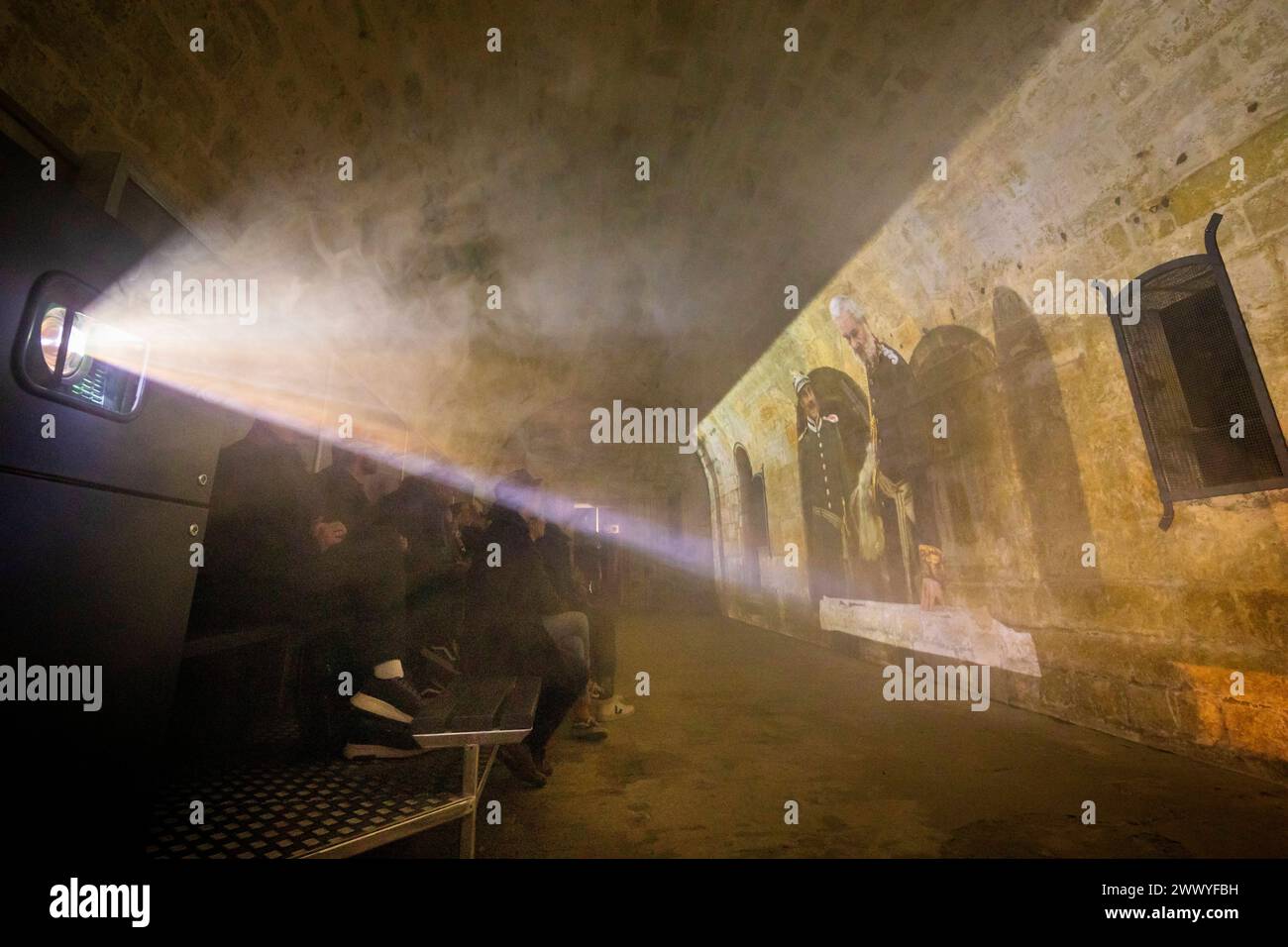 Festung Königstein Neue Erlebnisse auf der Festung Königstein : mit immersiven Inszenierungen erzählt die Museumsanlage auf dem Tafelberg in der Sächsischen Schweiz jetzt weitere Kapitel ihrer Geschichte und beschreitet damit neue Wege in der Museumsarbeit. Der Kurzfilm einer kleinen Zeitreise mit Episoden aus der Festungsgeschichte von Regisseur David Campesino, läuft auf einer Projektionsfläche von fast 13 Metern Länge. Die neue Zeitreise Pulvermagazin ist ganztags während der Öffnungszeiten der Festung Königstein zu erleben und im Festungseintritt inklusive. Königstein Sachsen Deutschland ** Banque D'Images