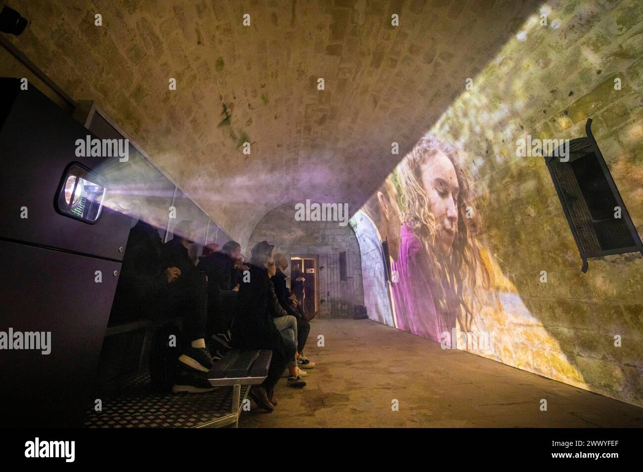 Festung Königstein Neue Erlebnisse auf der Festung Königstein : mit immersiven Inszenierungen erzählt die Museumsanlage auf dem Tafelberg in der Sächsischen Schweiz jetzt weitere Kapitel ihrer Geschichte und beschreitet damit neue Wege in der Museumsarbeit. Der Kurzfilm einer kleinen Zeitreise mit Episoden aus der Festungsgeschichte von Regisseur David Campesino, läuft auf einer Projektionsfläche von fast 13 Metern Länge. Die neue Zeitreise Pulvermagazin ist ganztags während der Öffnungszeiten der Festung Königstein zu erleben und im Festungseintritt inklusive. Königstein Sachsen Deutschland ** Banque D'Images