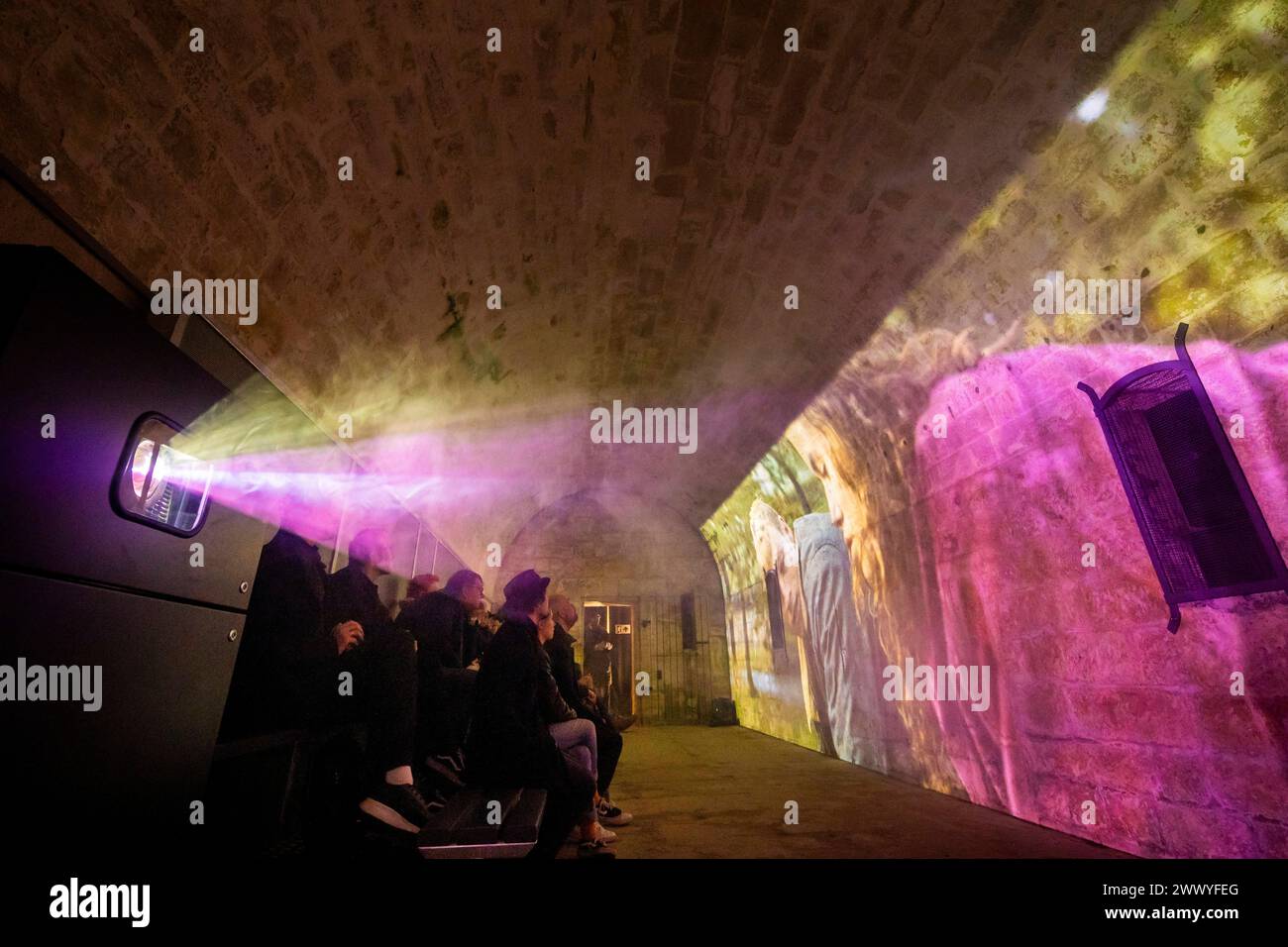 Festung Königstein Neue Erlebnisse auf der Festung Königstein : mit immersiven Inszenierungen erzählt die Museumsanlage auf dem Tafelberg in der Sächsischen Schweiz jetzt weitere Kapitel ihrer Geschichte und beschreitet damit neue Wege in der Museumsarbeit. Der Kurzfilm einer kleinen Zeitreise mit Episoden aus der Festungsgeschichte von Regisseur David Campesino, läuft auf einer Projektionsfläche von fast 13 Metern Länge. Die neue Zeitreise Pulvermagazin ist ganztags während der Öffnungszeiten der Festung Königstein zu erleben und im Festungseintritt inklusive. Königstein Sachsen Deutschland ** Banque D'Images