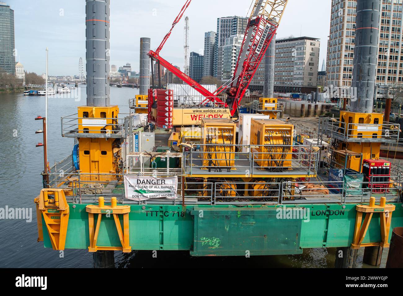 Londres, Royaume-Uni. 26 mars 2024. Les travaux de construction se poursuivent sur le Tideway, appelé Super Sewer sur la Tamise, à côté du pont Vauxhall à Londres. Des dizaines de millions de tonnes d'eaux usées non traitées sont déversées dans la Tamise chaque année. Le tunnel Thames Tideway permettra de traiter environ 55 millions de tonnes d'eaux usées brutes de débordement et devrait être achevé en 2025. Le nouveau projet Tideway de 4,2 milliards de livres sterling s'étend sur 24 miles le long des rives de la Tamise à Londres. Crédit : Maureen McLean/Alamy Banque D'Images