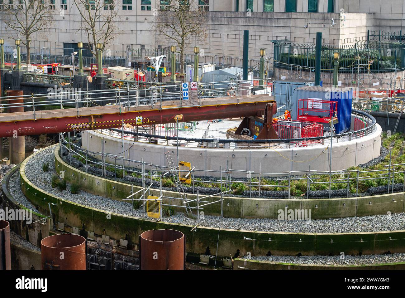 Londres, Royaume-Uni. 26 mars 2024. Les travaux de construction se poursuivent sur le Tideway, appelé Super Sewer sur la Tamise, à côté du pont Vauxhall à Londres. Des dizaines de millions de tonnes d'eaux usées non traitées sont déversées dans la Tamise chaque année. Le tunnel Thames Tideway permettra de traiter environ 55 millions de tonnes d'eaux usées brutes de débordement et devrait être achevé en 2025. Le nouveau projet Tideway de 4,2 milliards de livres sterling s'étend sur 24 miles le long des rives de la Tamise à Londres. Crédit : Maureen McLean/Alamy Banque D'Images