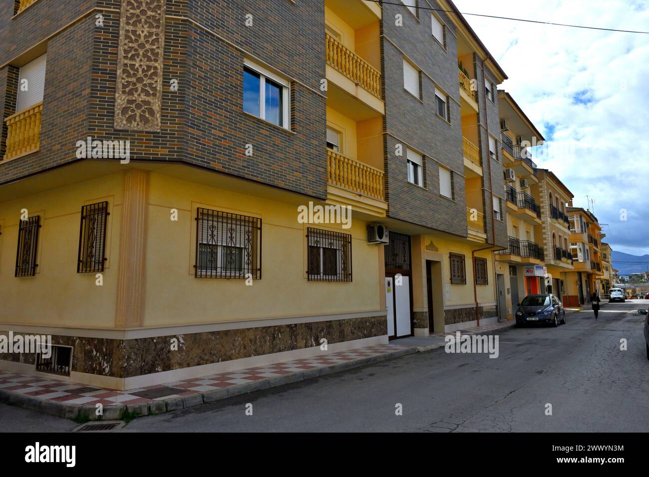 Rue à Huétor Tájar, Grenade, Espagne avec des appartements dans l'architecture locale du sud de l'Espagne Banque D'Images