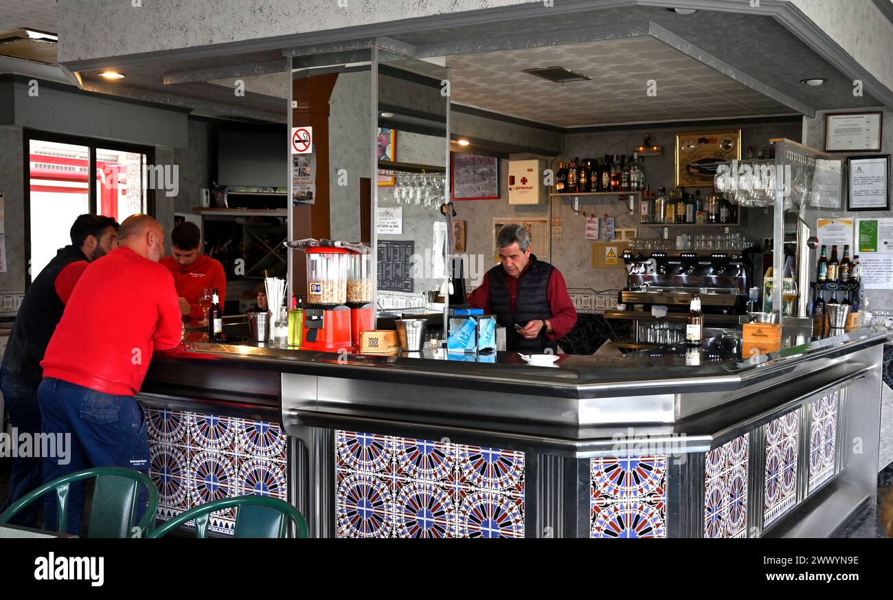 Restaurant bar intérieur (Bar El Puente) avec des clients autour du comptoir Espagne Banque D'Images
