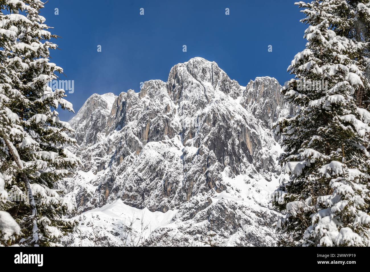 Les sommets élevés et abrupts de la montagne enneigée Hochkönig dans la province de Mühlbach am Hochkönig de Salzbourg dans le district de Sankt Johann im Pongau en Autriche. Banque D'Images Les sommets élevés et abrupts de la montagne enneigée Hochkönig dans la province de Mühlbach am Hochkönig de Salzbourg dans le district de Sankt Johann im Pongau en Autriche. Banque D'Images