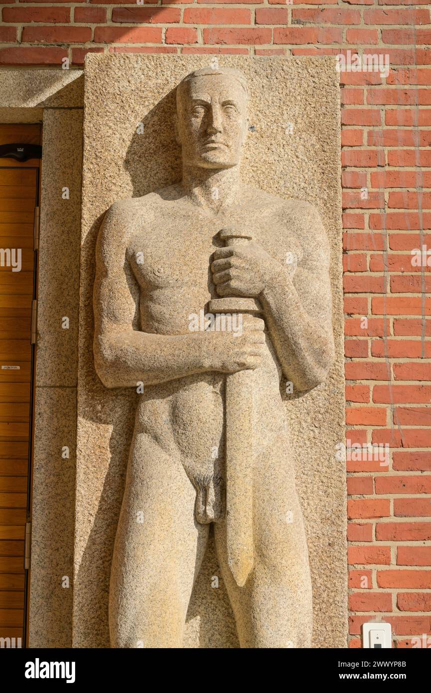 Steinfiguren aus der NS-Zeit, Nazi-Kunst, Eingangsbereich, Schwimmhalle der Berliner Bäderbetriebe, Finckensteinallee, Lichterfelde, Steglitz-Zehlendorf, Berlin, Deutschland *** figures de pierre de l'époque nazie, art nazi, entrée, piscine du Berliner Bäderbetriebe, Finckensteinallee, Lichterfelde, Steglitz Zehlendorf, Berlin, Allemagne Banque D'Images