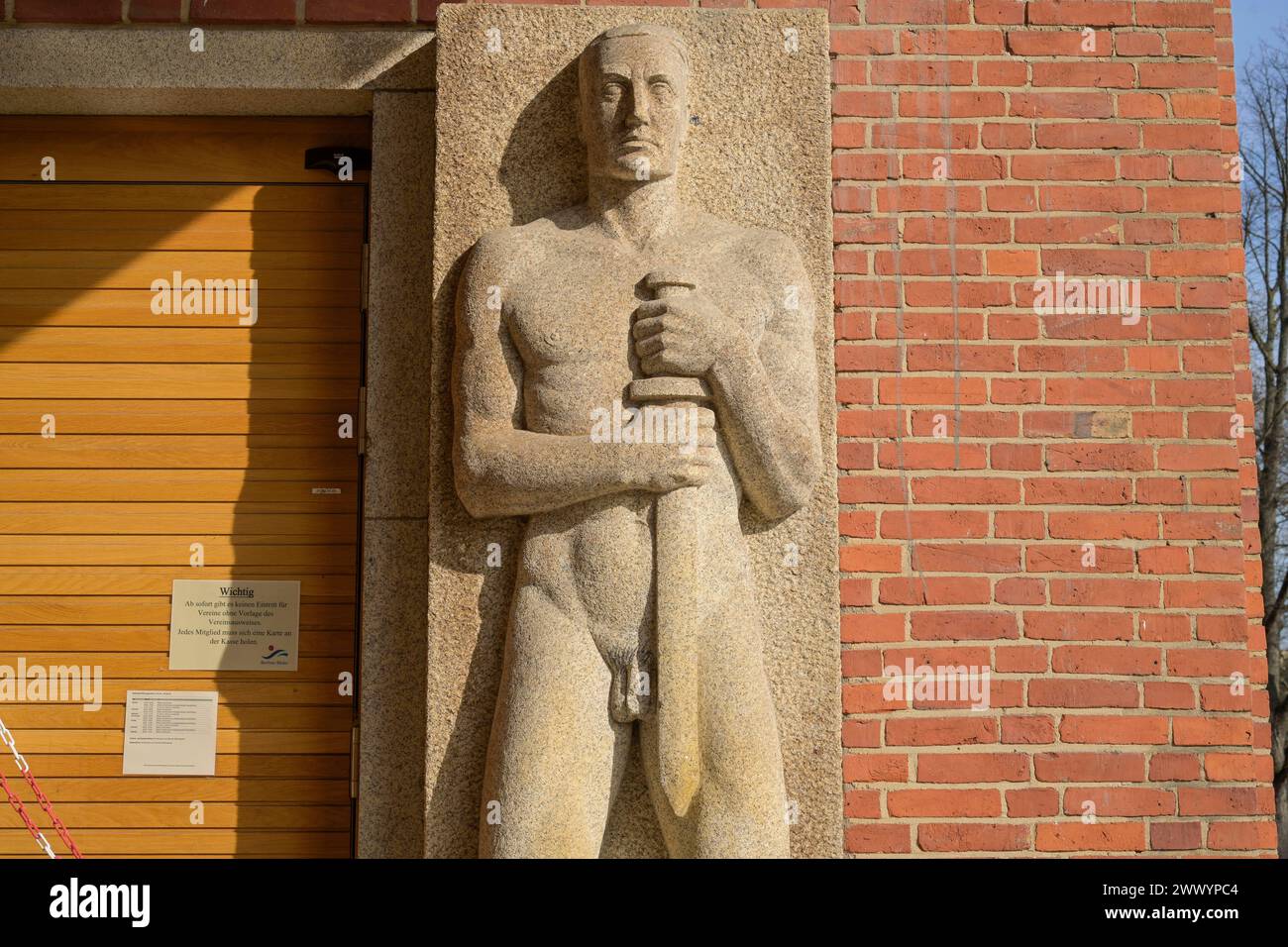 Steinfiguren aus der NS-Zeit, Nazi-Kunst, Eingangsbereich, Schwimmhalle der Berliner Bäderbetriebe, Finckensteinallee, Lichterfelde, Steglitz-Zehlendorf, Berlin, Deutschland *** figures de pierre de l'époque nazie, art nazi, entrée, piscine du Berliner Bäderbetriebe, Finckensteinallee, Lichterfelde, Steglitz Zehlendorf, Berlin, Allemagne Banque D'Images