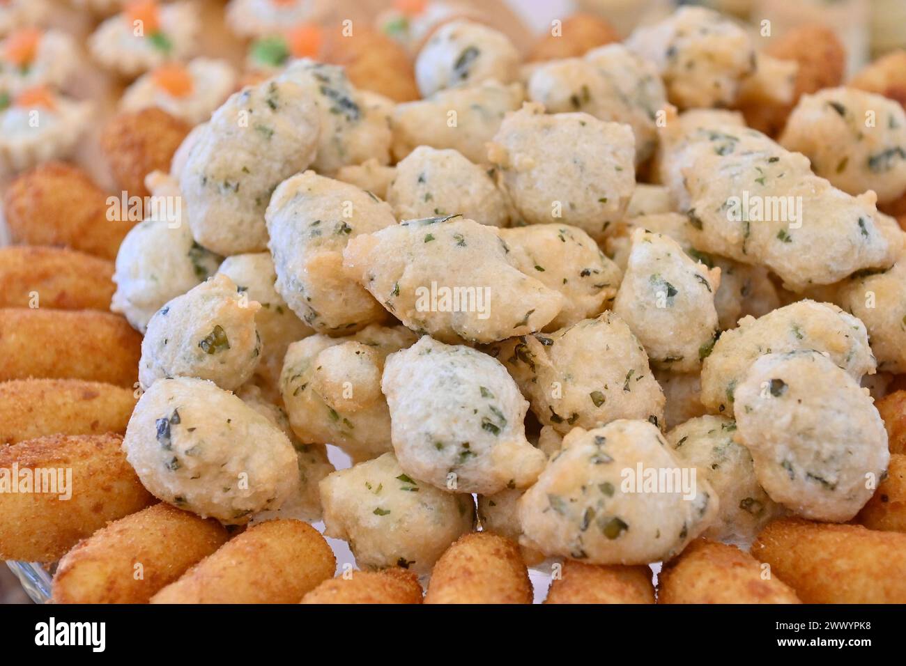 Le buffet de mariage propose une large sélection de plats frits, notamment des zeppoles, des croquettes de pommes de terre et de la mozzarella frite. Banque D'Images