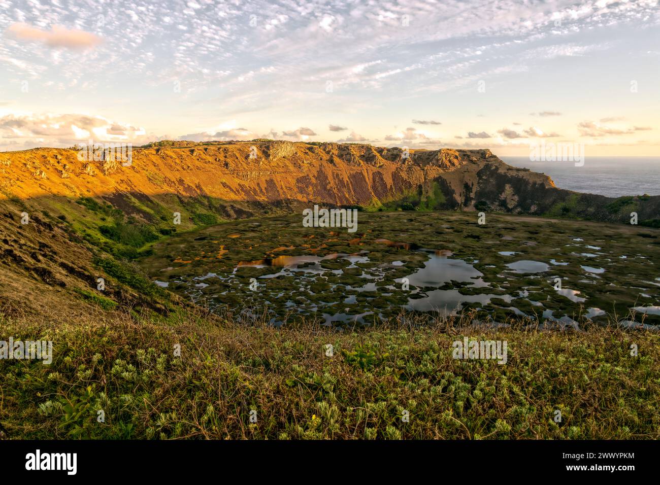 Île de Pâques, Chili. 29 décembre 2023. Rano Kau est l'un des trois principaux cônes volcaniques qui ont donné naissance à l'île de Pâques. Banque D'Images
