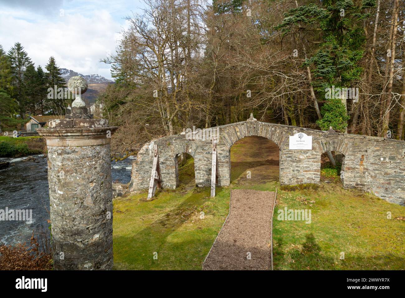 L'entrée du cimetière du Clan MacNab se trouve sur l'île 'Innis Bhuidhe' dans le village Perthshire de Killin. Banque D'Images