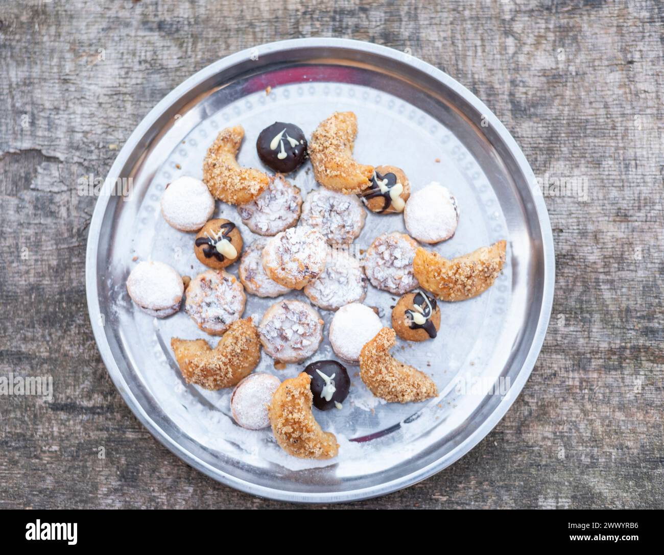 Biscuits fraîchement cuits sur l'assiette sur la table en bois. Vue en grand angle. Banque D'Images
