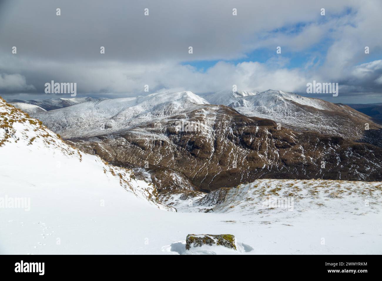 Beinn Ghlas et Ben Lawers vus depuis l'ascension de Meall nan Tarmachan Banque D'Images