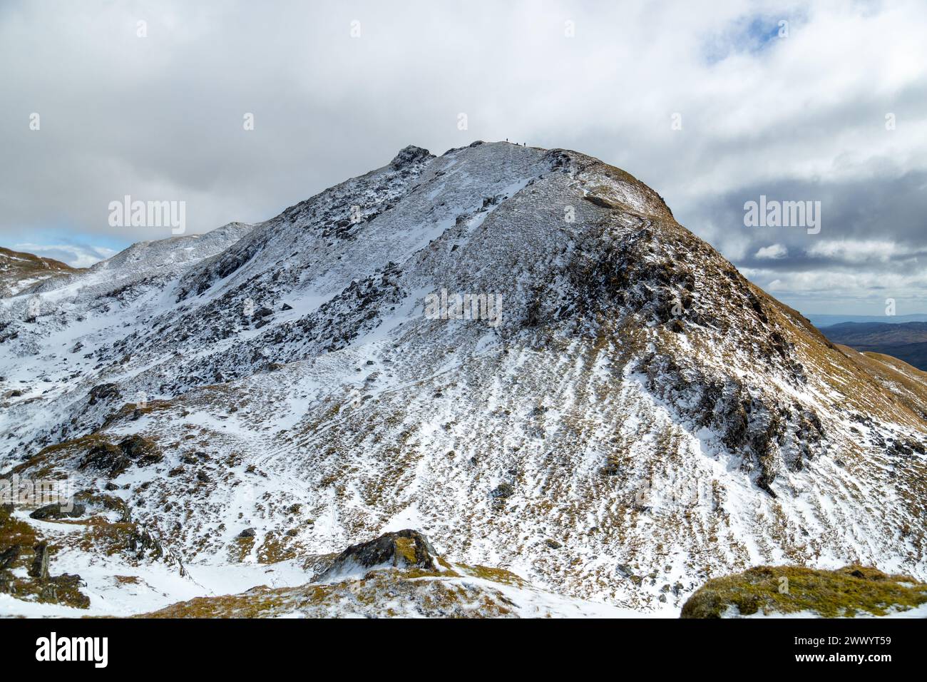 Sur le sommet de Beinn nan Eachan regardant vers Meall Garbh un pic a grimpé dans le cadre de la crête de Tarmachan. Banque D'Images