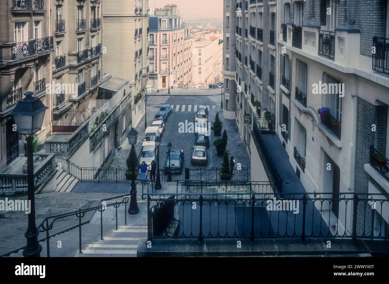 Photographie d'archive 1993 de la rue du Mont-Cenis à Montmartre, Paris. Banque D'Images