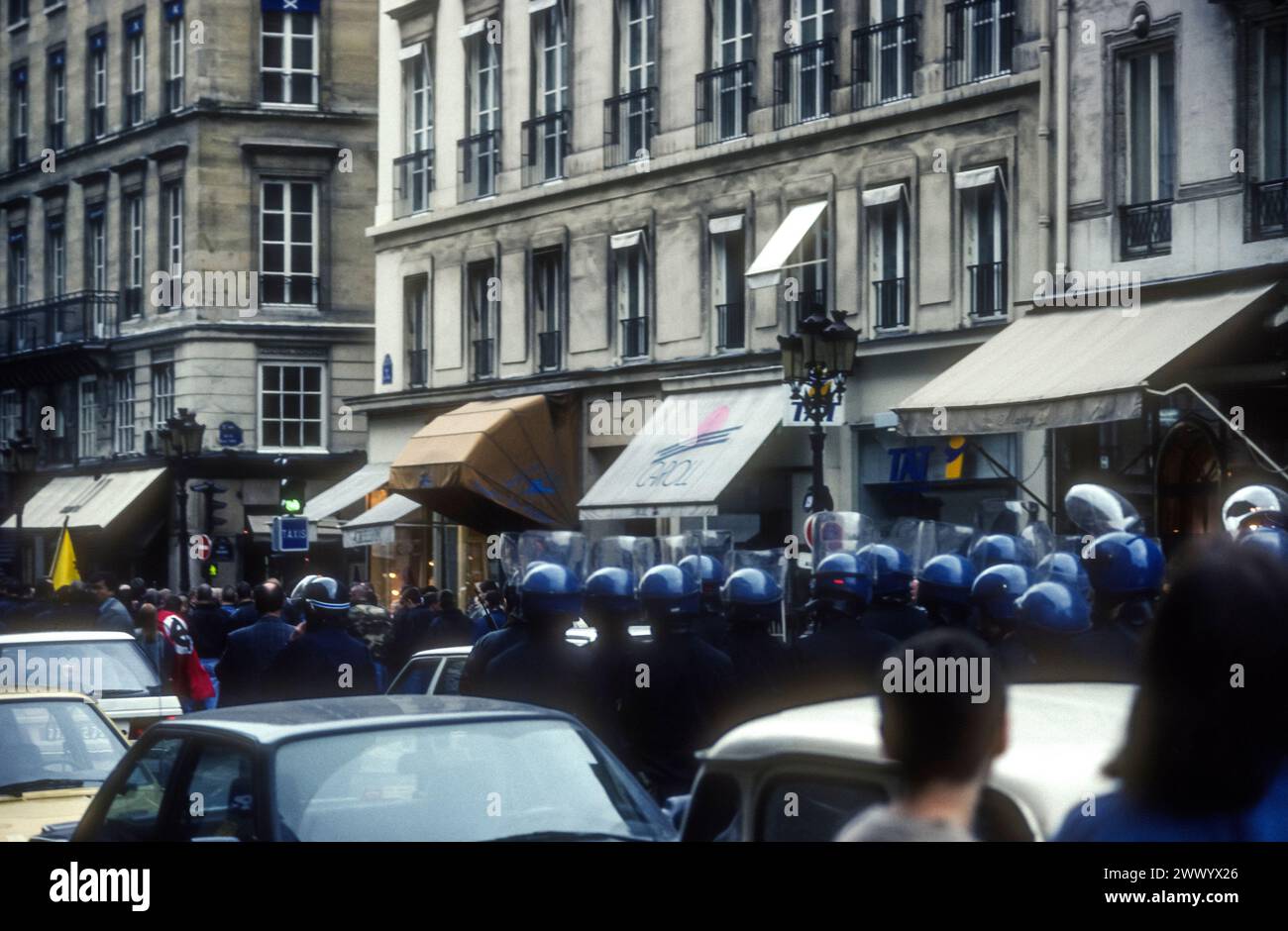 Photographie d'archive de la police anti-émeute à Paris, pendant le 1er mai 1993. Banque D'Images