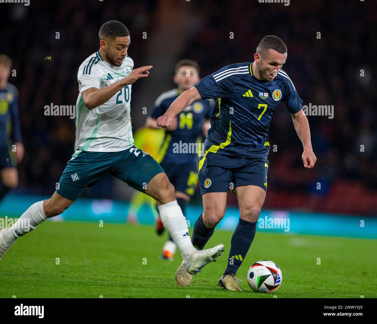 26 mars 2024 ; Hampden Park, Glasgow, Écosse : International Football Friendly, Écosse contre Irlande du Nord ; Brodie Spencer d'Irlande du Nord affronte John McGinn d'Écosse Banque D'Images