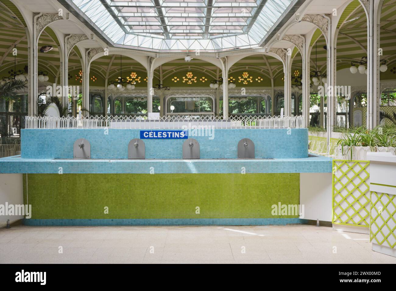 Galerie d'eau potable avec de l'eau minérale dans la ville de Vichy Banque D'Images