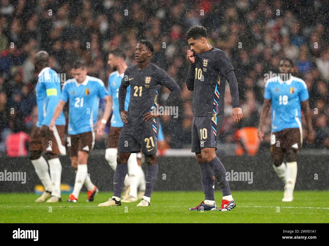 L'Anglais Jude Bellingham réagit après que le belge Youri Tielemans (non représenté) ait marqué le deuxième but de son équipe lors du match amical international au stade de Wembley, à Londres. Date de la photo : mardi 26 mars 2024. Banque D'Images