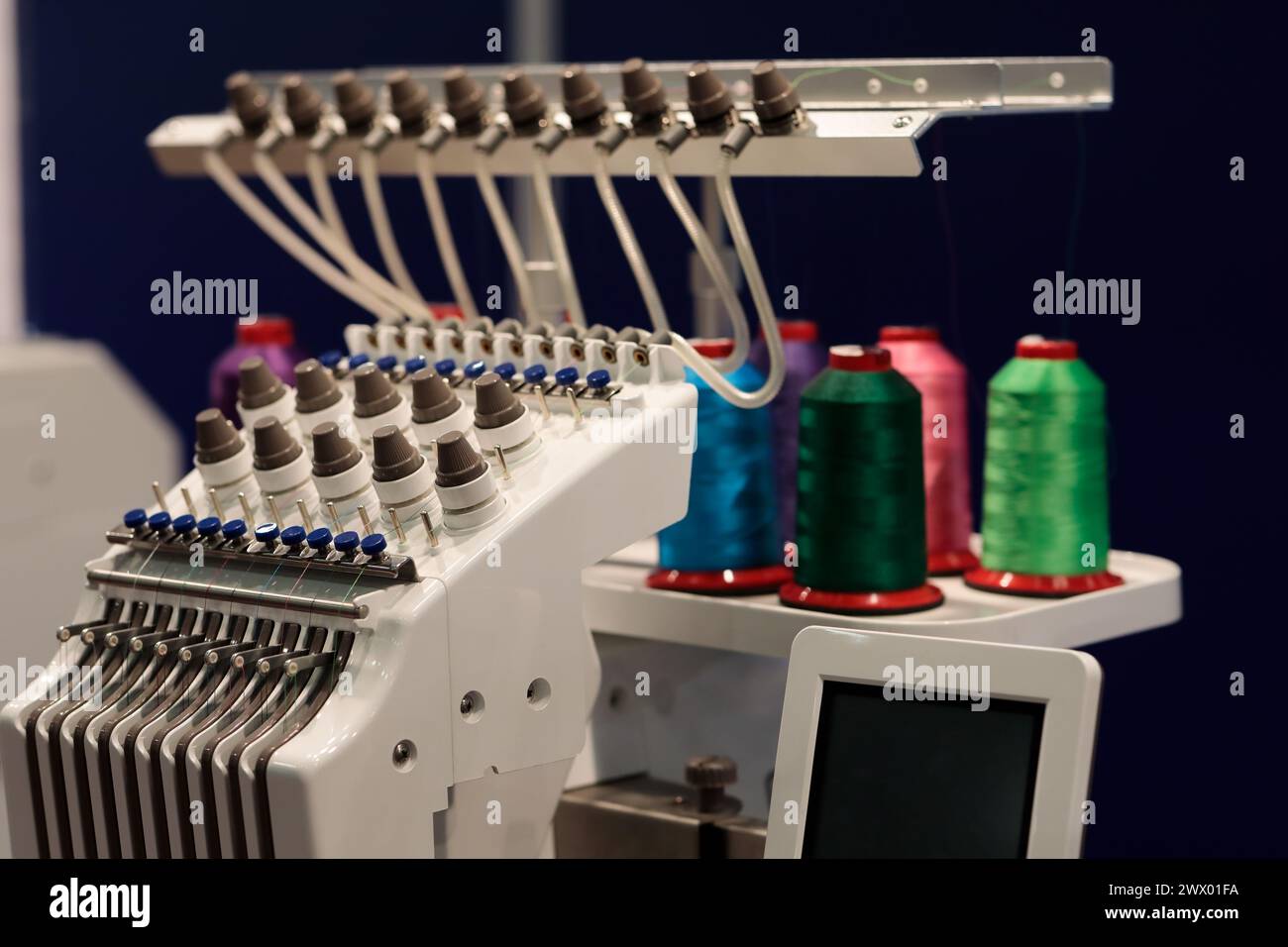 Machine à broder moderne avec panneau de commande tactile. Mise au point sélective. Banque D'Images
