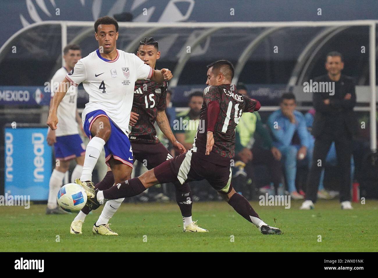 Arlington, Texas, États-Unis. 24 mars 2024. 24 mars 2024, Arlington, Texas : le milieu de terrain américain Tyler Adams et le Mexique Erick SÃ¡nchez se battent pour le ballon lors de la finale de la Ligue des Nations de la CONCACAF jouée au AT&T Stadium. Le 24 mars 2024, Arlington, Texas. Les États-Unis ont remporté le Mexique la finale 2-0. (Crédit image : © Javier Vicencio/eyepix via ZUMA Press Wire) USAGE ÉDITORIAL SEULEMENT! Non destiné à UN USAGE commercial ! Banque D'Images