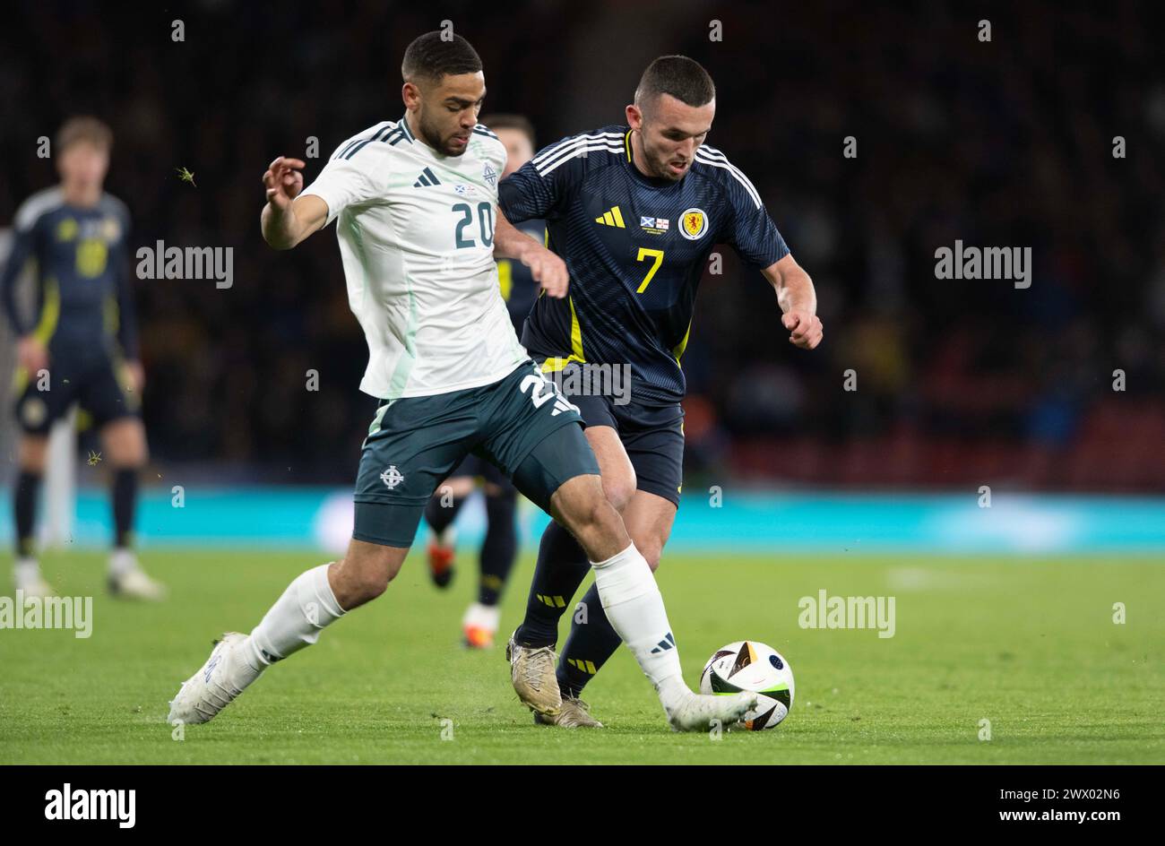 Glasgow, Royaume-Uni. 26 mars 2024. Brodie Spencer d'Irlande du Nord et John McGinn d'Écosse lors du match amical international à Hampden Park, Glasgow. Le crédit photo devrait se lire : Neil Hanna/Sportimage crédit : Sportimage Ltd/Alamy Live News Banque D'Images