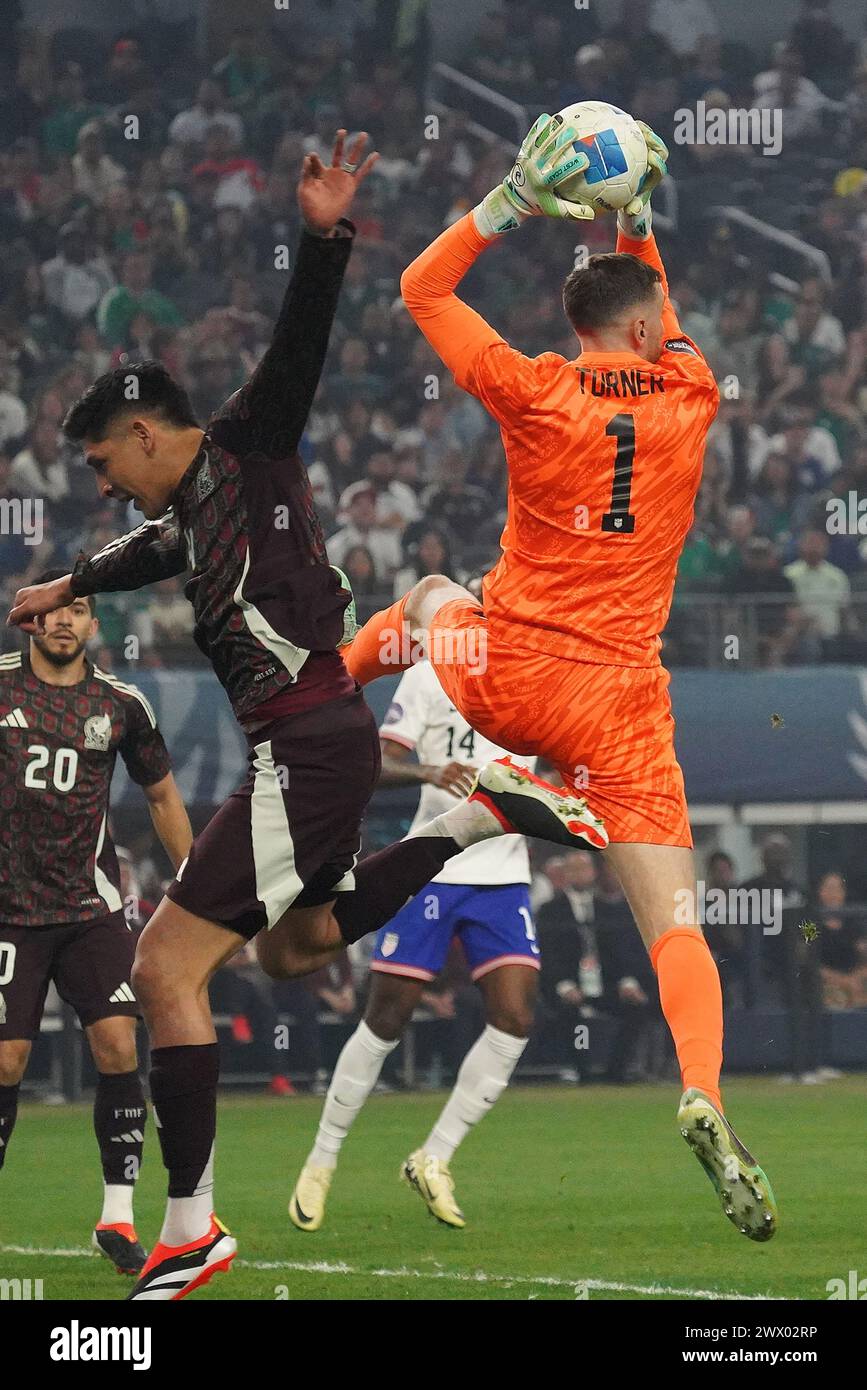 Arlington, États-Unis. 24 mars 2024. 24 mars 2024, Arlington, Texas, : le gardien de but américain Matt Turner attrape le ballon lors de la finale de la Ligue des Nations de la CONCACAF jouée au AT&T Stadium. Le 24 mars 2024, Arlington, Texas. Les États-Unis ont remporté le Mexique la finale 2-0. (Photo de Javier Vicencio/Eyepix Group/SIPA USA) crédit : SIPA USA/Alamy Live News Banque D'Images